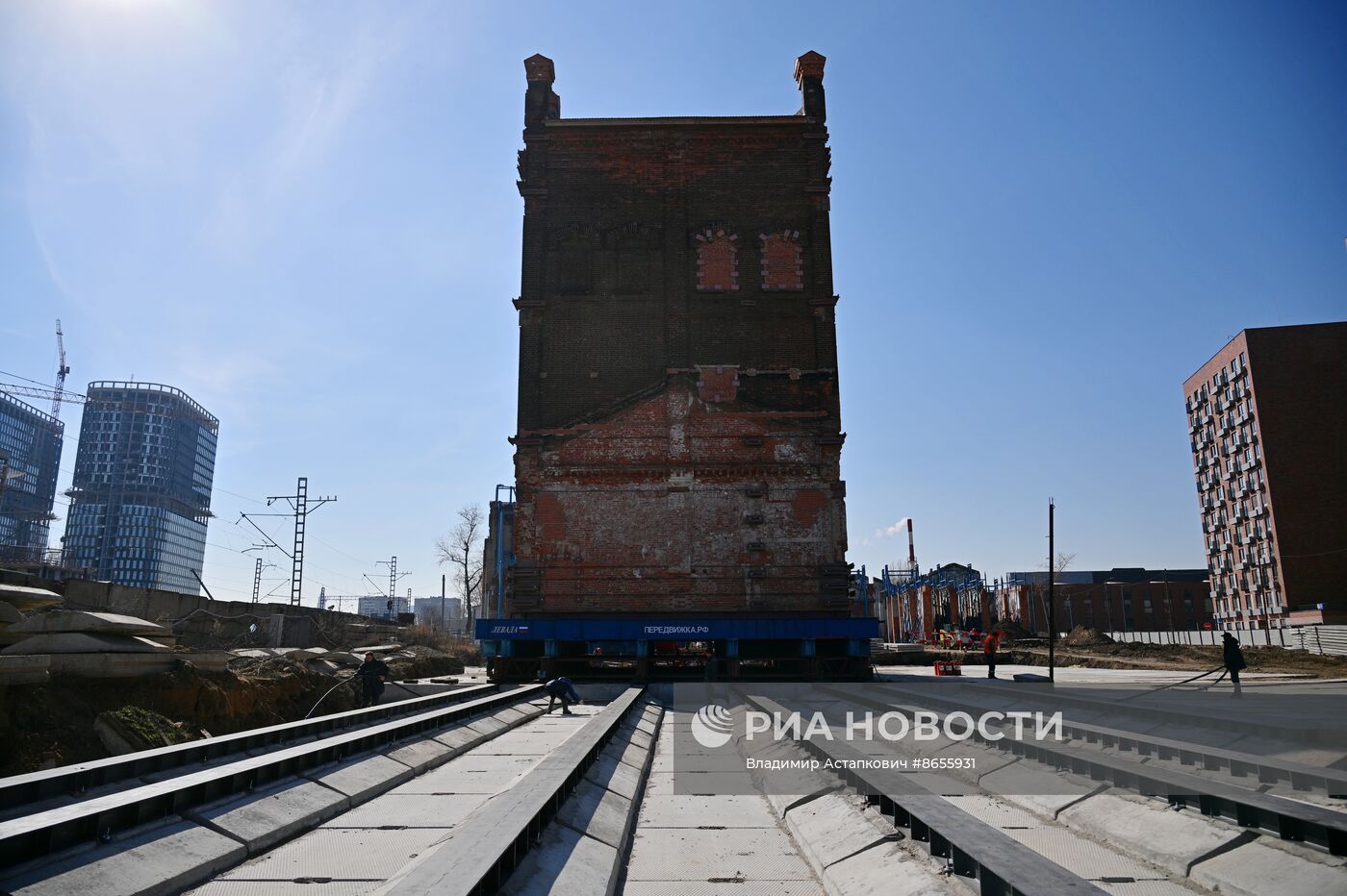Передвижка исторических строений на территории завода "Борец" на северо-востоке Москвы
