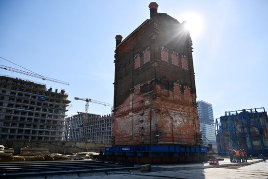 Передвижка исторических строений на территории завода "Борец" на северо-востоке Москвы 