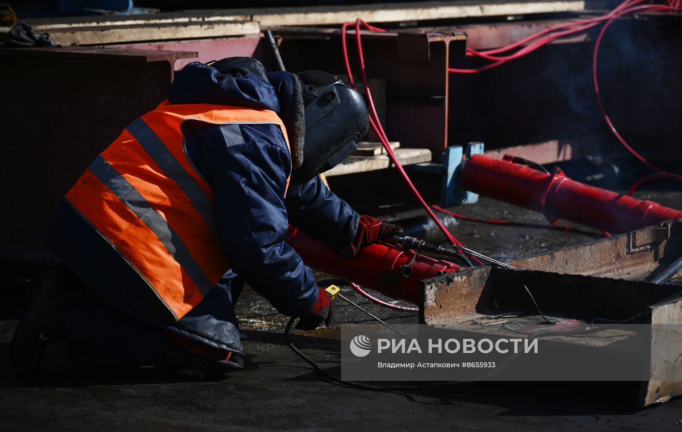 Передвижка исторических строений на территории завода "Борец" на северо-востоке Москвы
