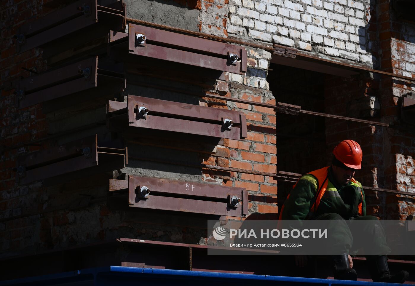 Передвижка исторических строений на территории завода "Борец" на северо-востоке Москвы