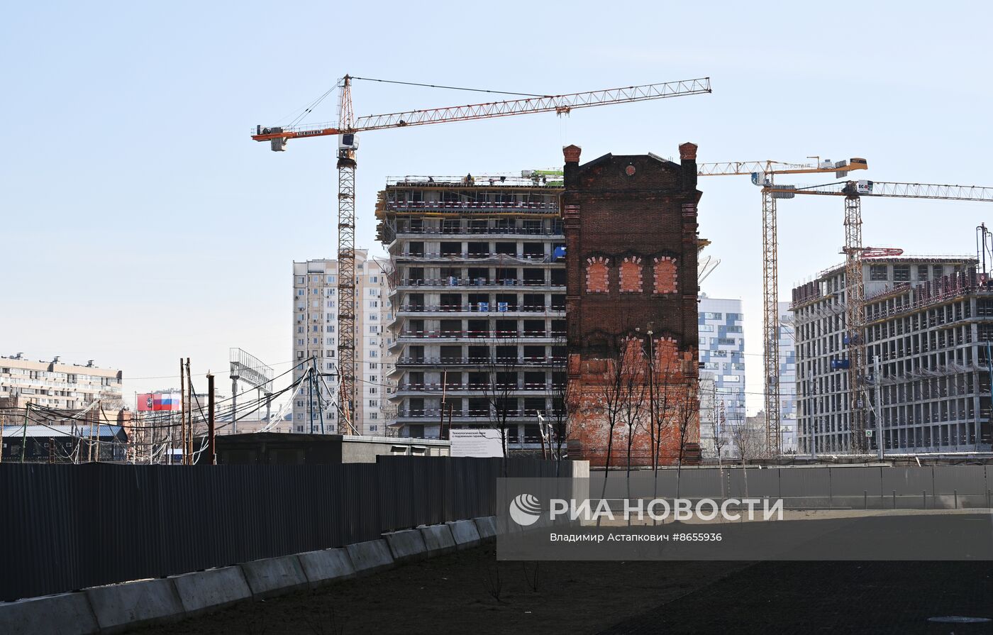 Передвижка исторических строений на территории завода "Борец" на северо-востоке Москвы