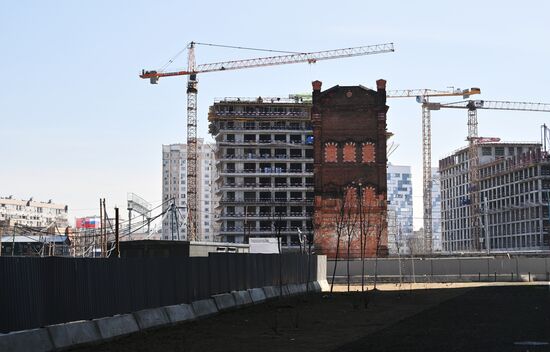 Передвижка исторических строений на территории завода "Борец" на северо-востоке Москвы 