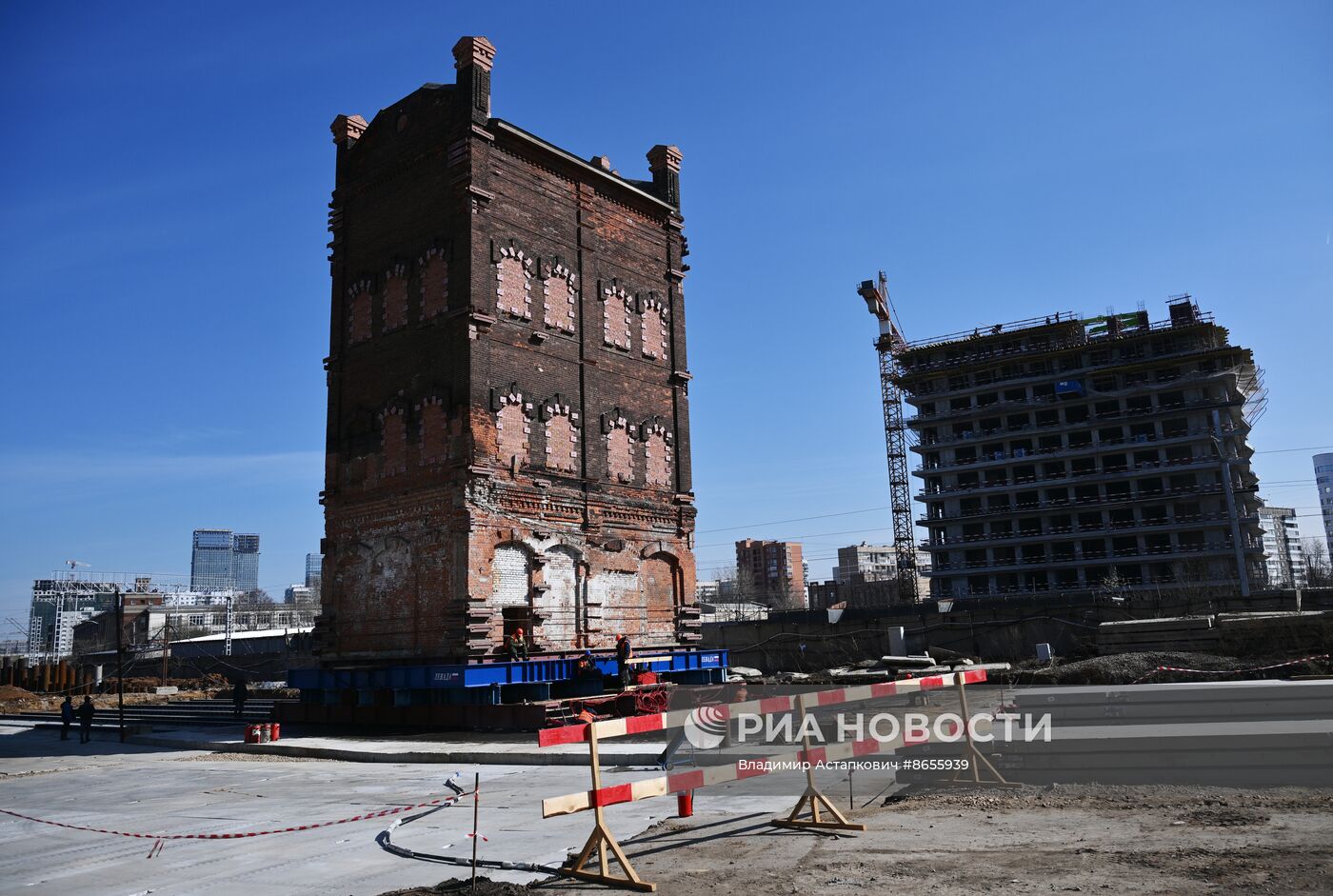 Передвижка исторических строений на территории завода "Борец" на северо-востоке Москвы