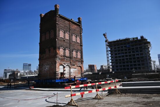 Передвижка исторических строений на территории завода "Борец" на северо-востоке Москвы 