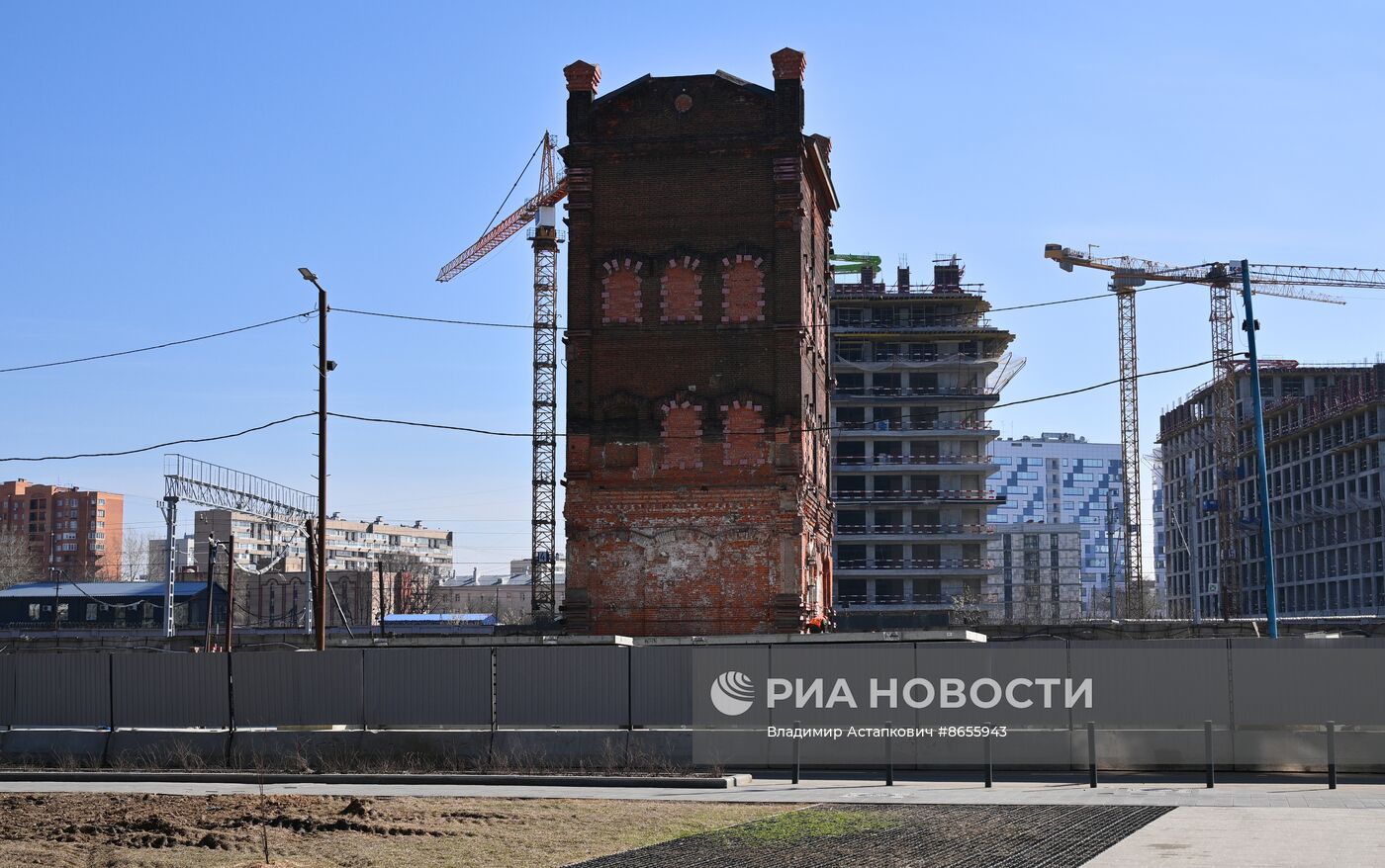 Передвижка исторических строений на территории завода "Борец" на северо-востоке Москвы 