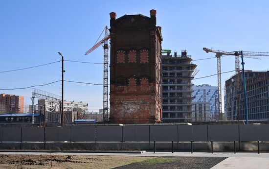 Передвижка исторических строений на территории завода "Борец" на северо-востоке Москвы 