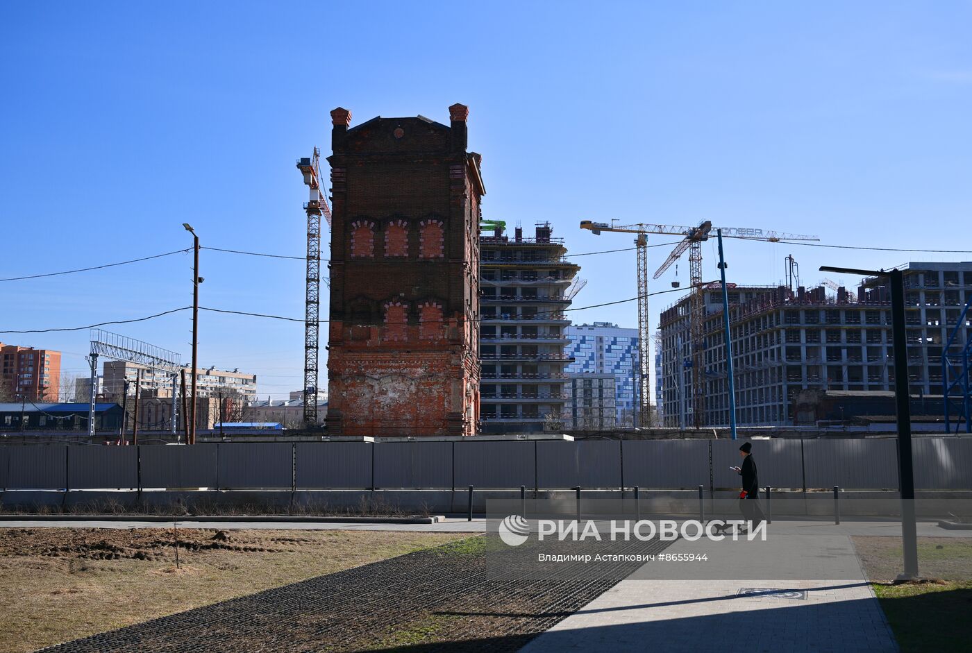 Передвижка исторических строений на территории завода "Борец" на северо-востоке Москвы 