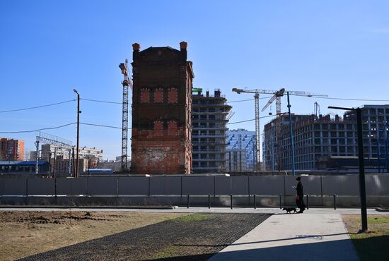 Передвижка исторических строений на территории завода "Борец" на северо-востоке Москвы 