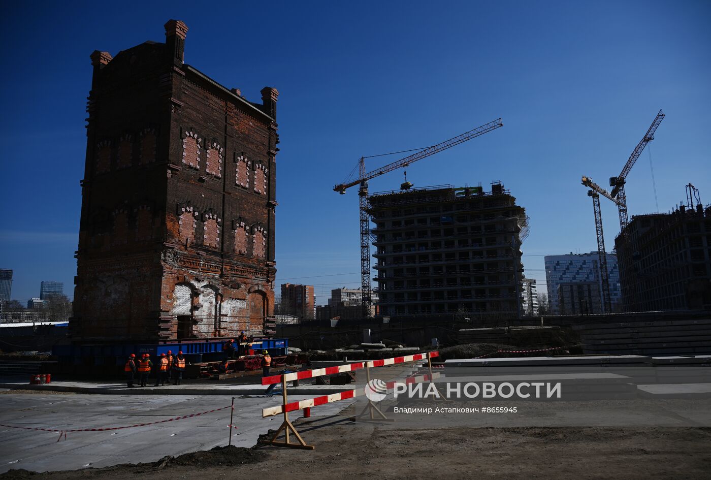 Передвижка исторических строений на территории завода "Борец" на северо-востоке Москвы