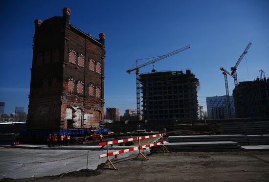 Передвижка исторических строений на территории завода "Борец" на северо-востоке Москвы 