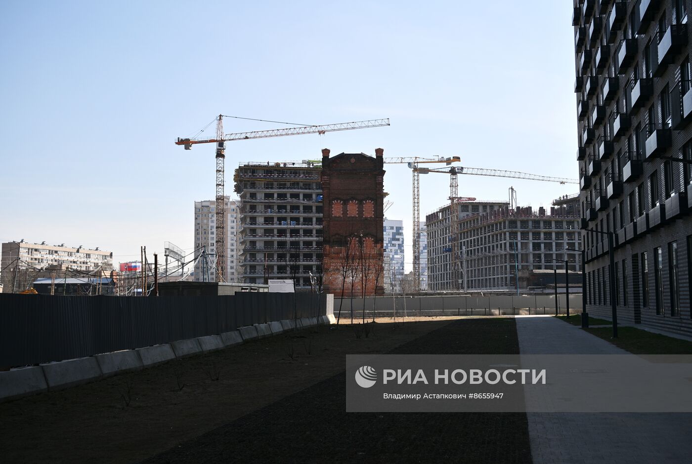 Передвижка исторических строений на территории завода "Борец" на северо-востоке Москвы