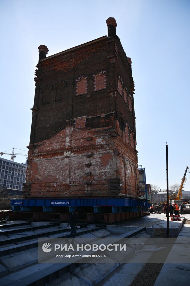 Передвижка исторических строений на территории завода "Борец" на северо-востоке Москвы 