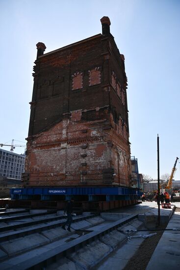 Передвижка исторических строений на территории завода "Борец" на северо-востоке Москвы 