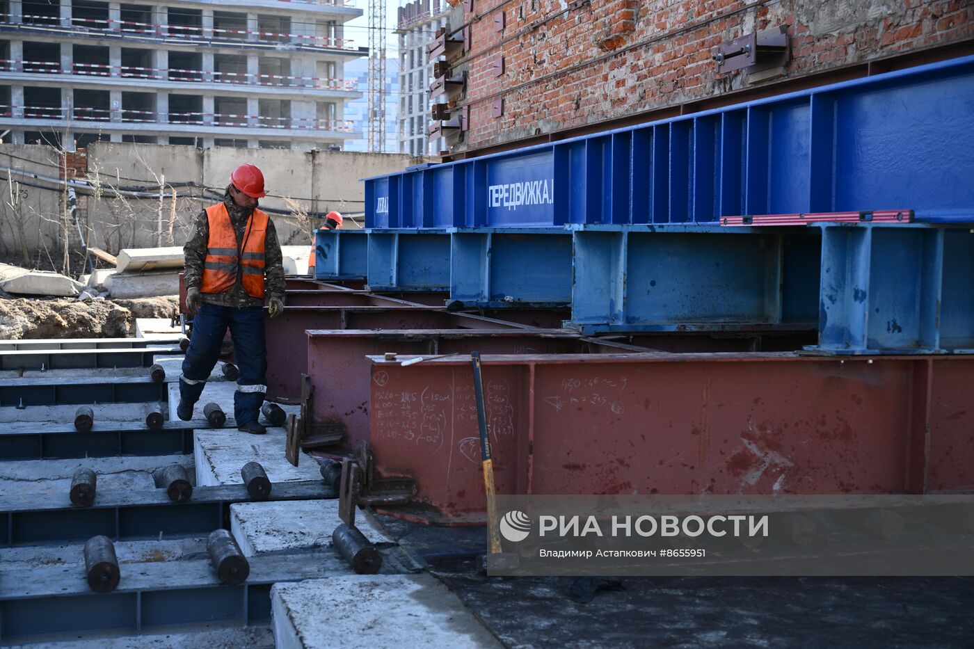 Передвижка исторических строений на территории завода "Борец" на северо-востоке Москвы
