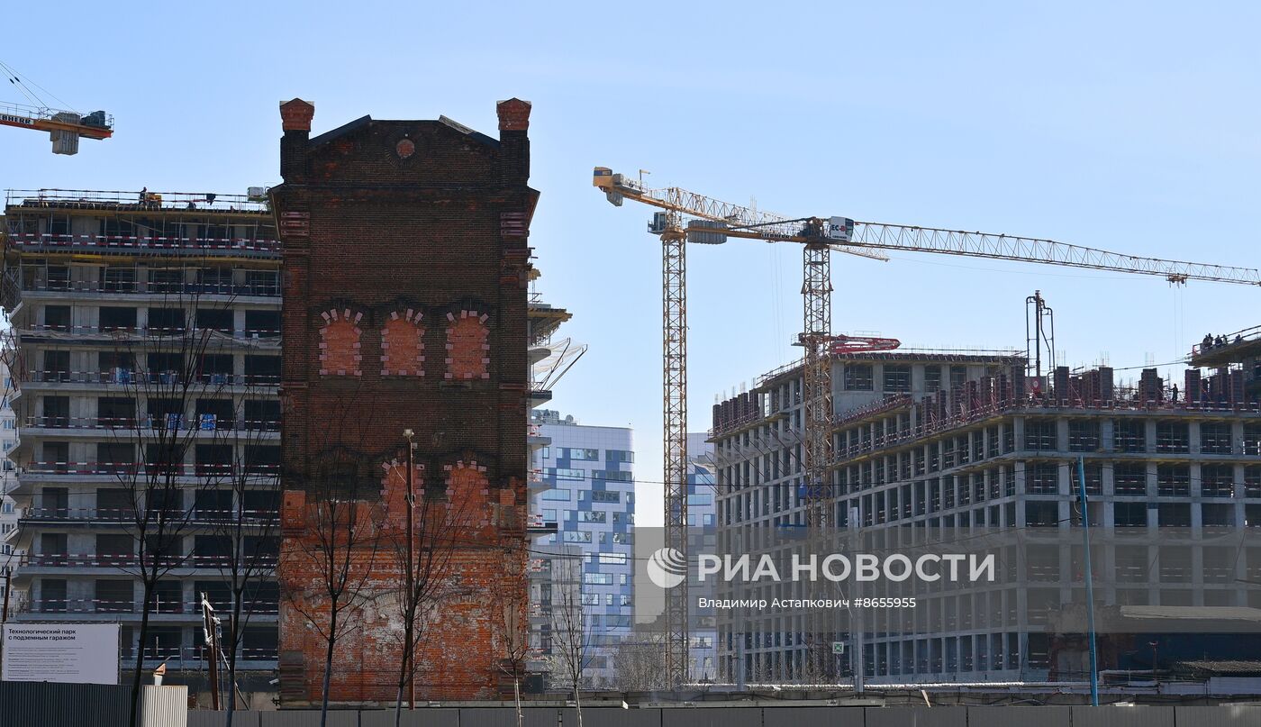Передвижка исторических строений на территории завода "Борец" на северо-востоке Москвы