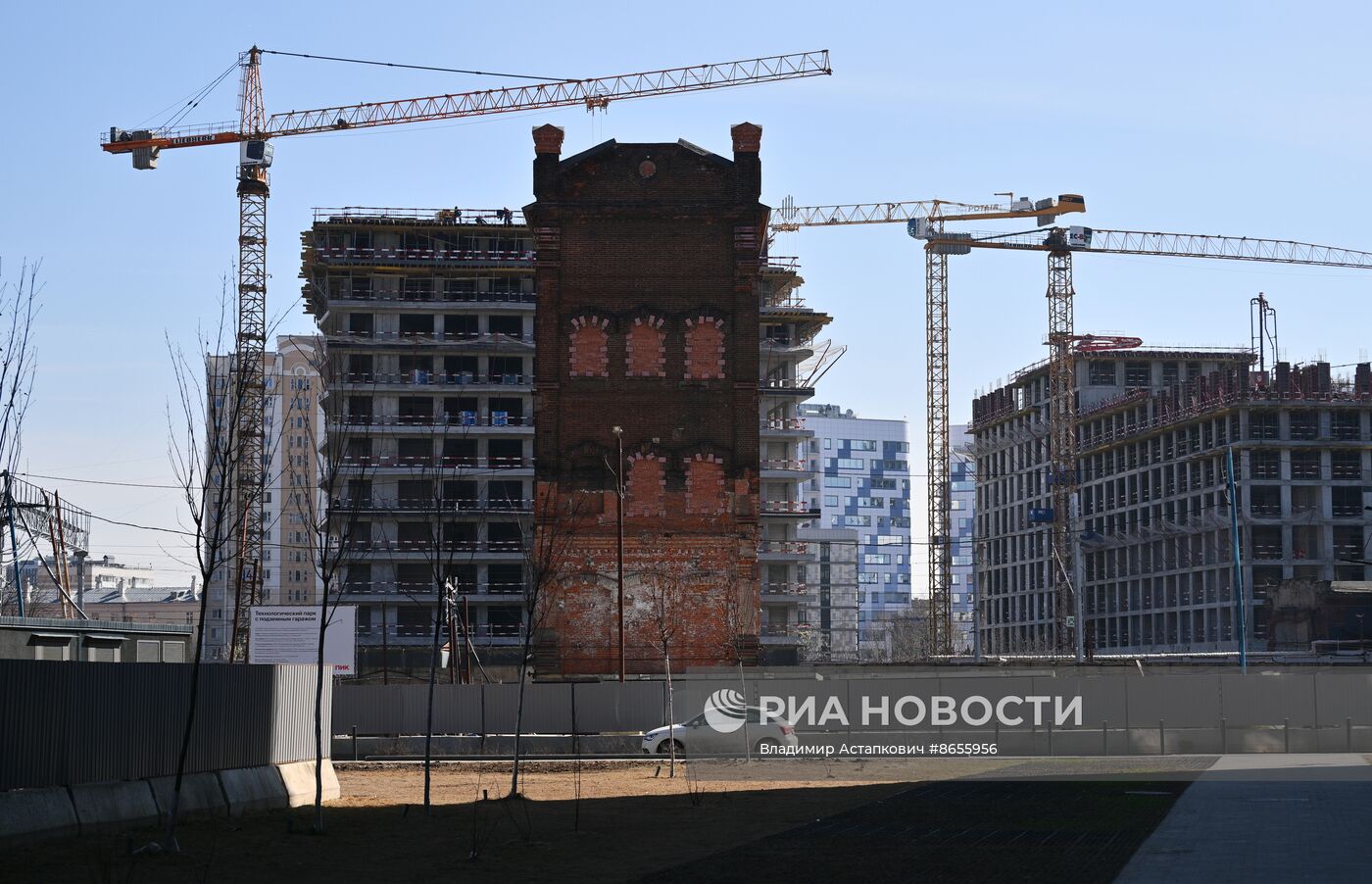 Передвижка исторических строений на территории завода "Борец" на северо-востоке Москвы