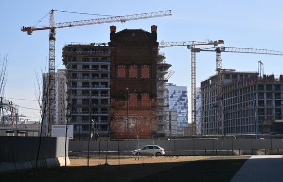 Передвижка исторических строений на территории завода "Борец" на северо-востоке Москвы 