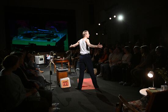 Выставка "Россия". Показ спектакля "У паровоза есть душа" в рамках проекта "Голоса страны"