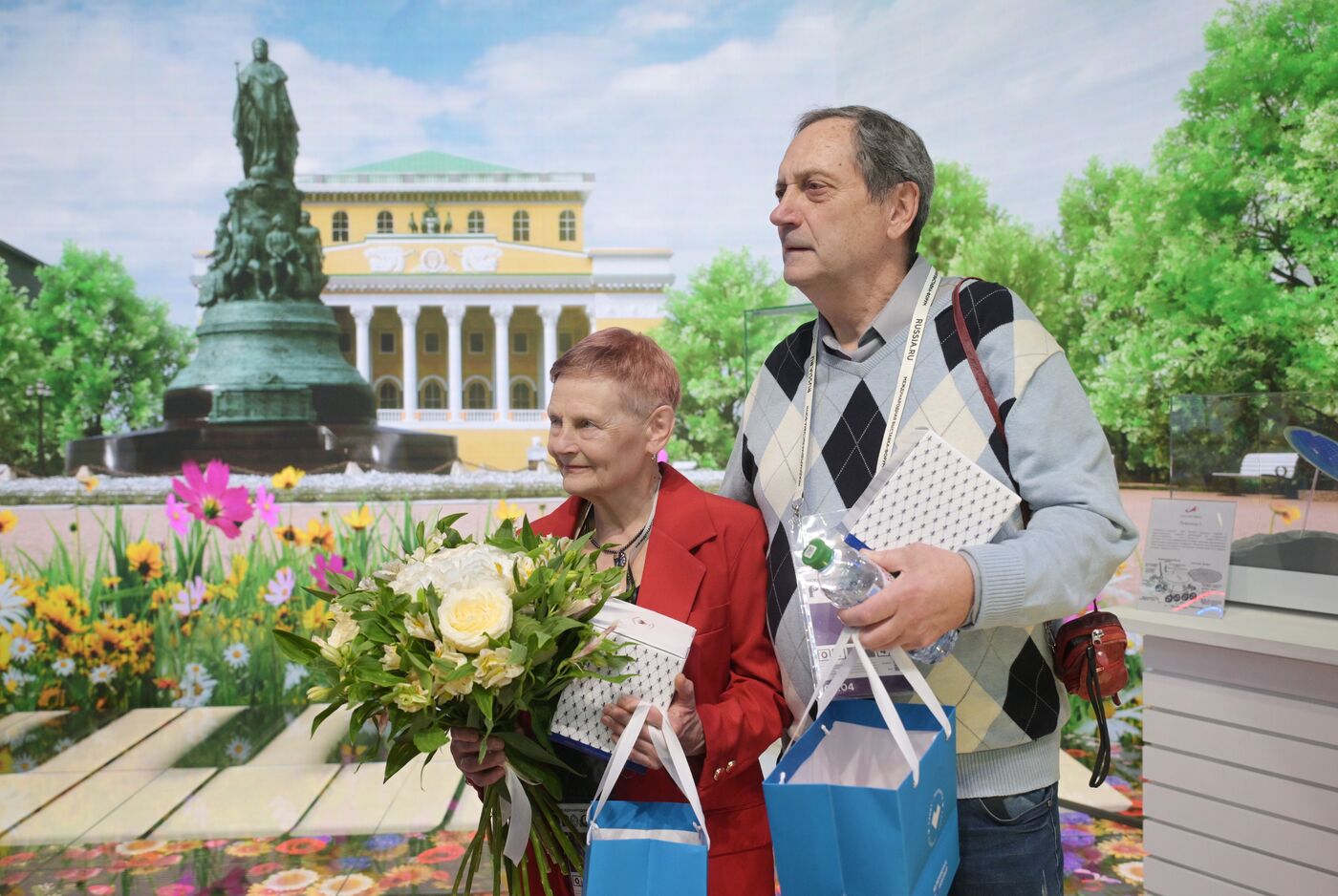 Выставка "Россия". Чествование семейной пары на стенде Санкт-Петербурга