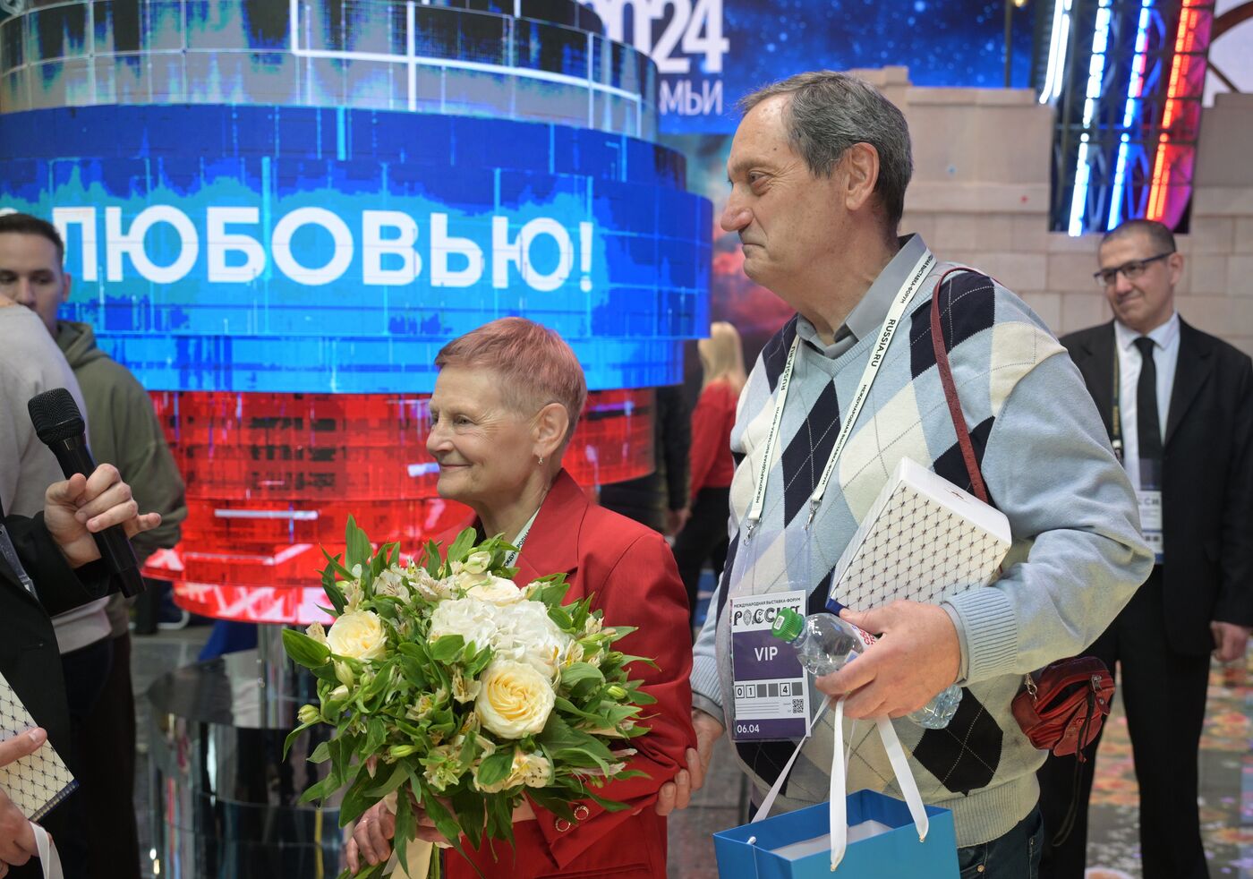 Выставка "Россия". Чествование семейной пары на стенде Санкт-Петербурга