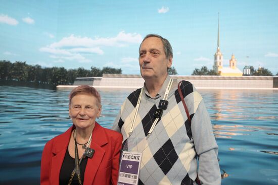 Выставка "Россия". Чествование семейной пары на стенде Санкт-Петербурга