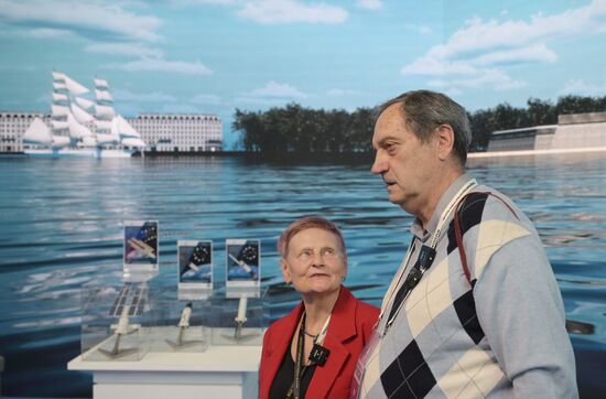 Выставка "Россия". Чествование семейной пары на стенде Санкт-Петербурга