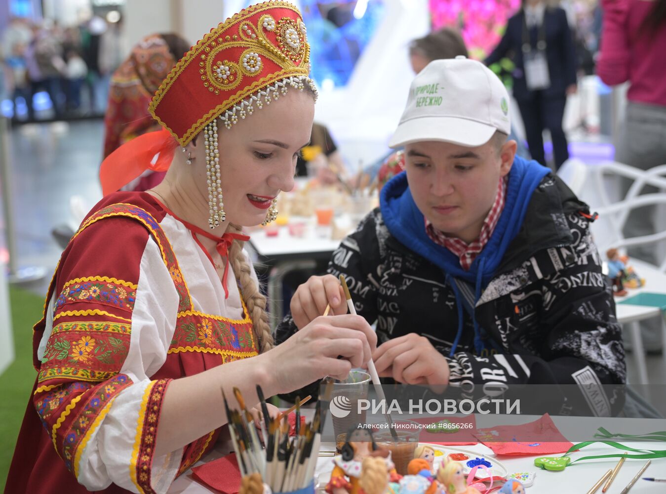 Выставка "Россия".  Мастер-классы по росписи романовской и ковровской игрушек