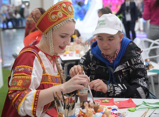 Выставка "Россия".  Мастер-классы по росписи романовской и ковровской игрушек