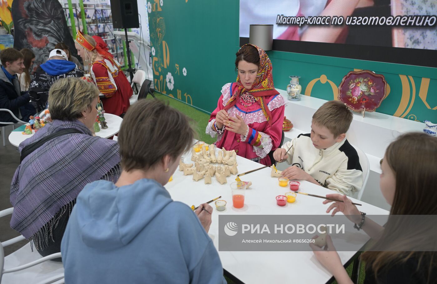 Выставка "Россия".  Мастер-классы по росписи романовской и ковровской игрушек