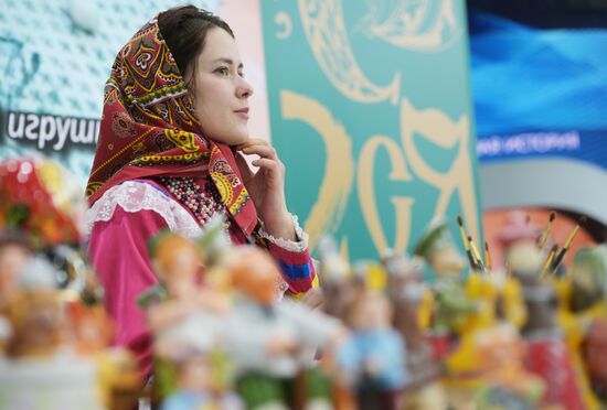 Выставка "Россия".  Мастер-классы по росписи романовской и ковровской игрушек