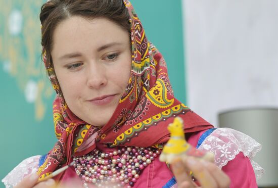 Выставка "Россия".  Мастер-классы по росписи романовской и ковровской игрушек