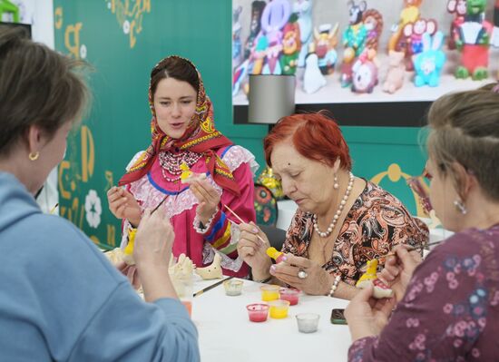 Выставка "Россия".  Мастер-классы по росписи романовской и ковровской игрушек