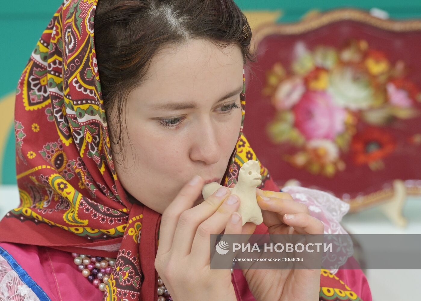 Выставка "Россия".  Мастер-классы по росписи романовской и ковровской игрушек