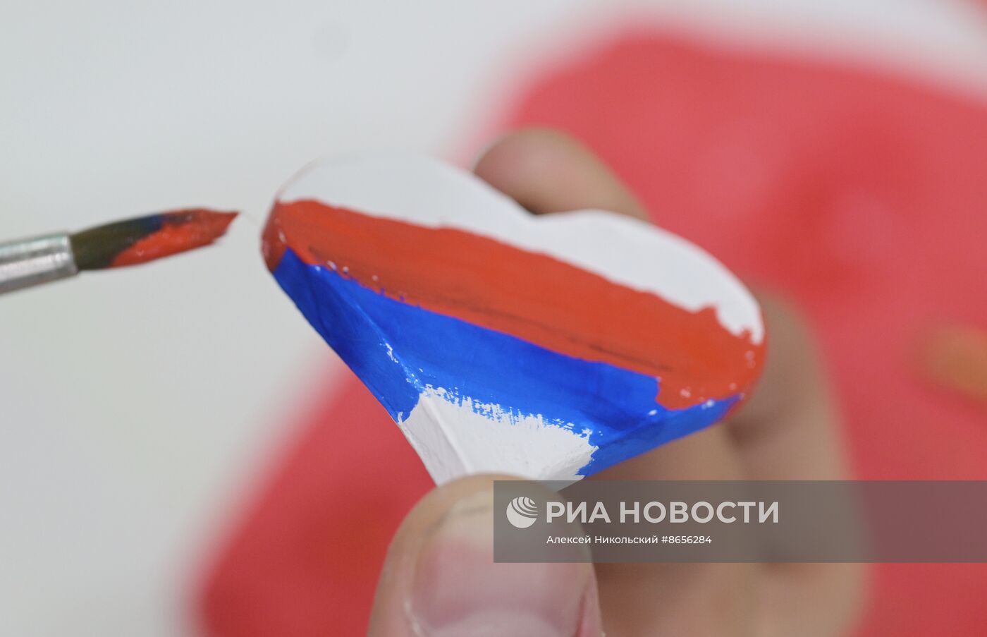 Выставка "Россия".  Мастер-классы по росписи романовской и ковровской игрушек