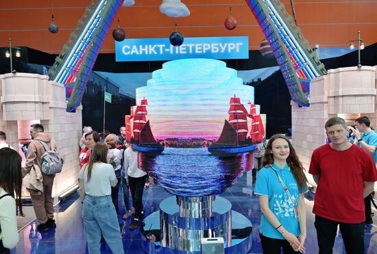 Работа выставки "Россия"