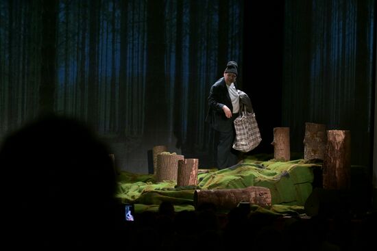 Выставка "Россия". Показ спектакля "Медитативный ёж" в рамках проекта "Голоса страны"