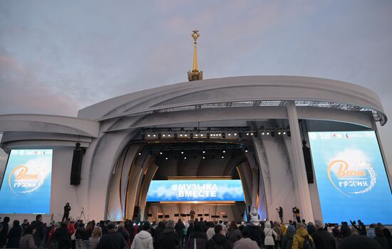 Выставка "Россия". Концерт солистов проекта #МУЗЫКАВМЕСТЕ "Песни великой страны"