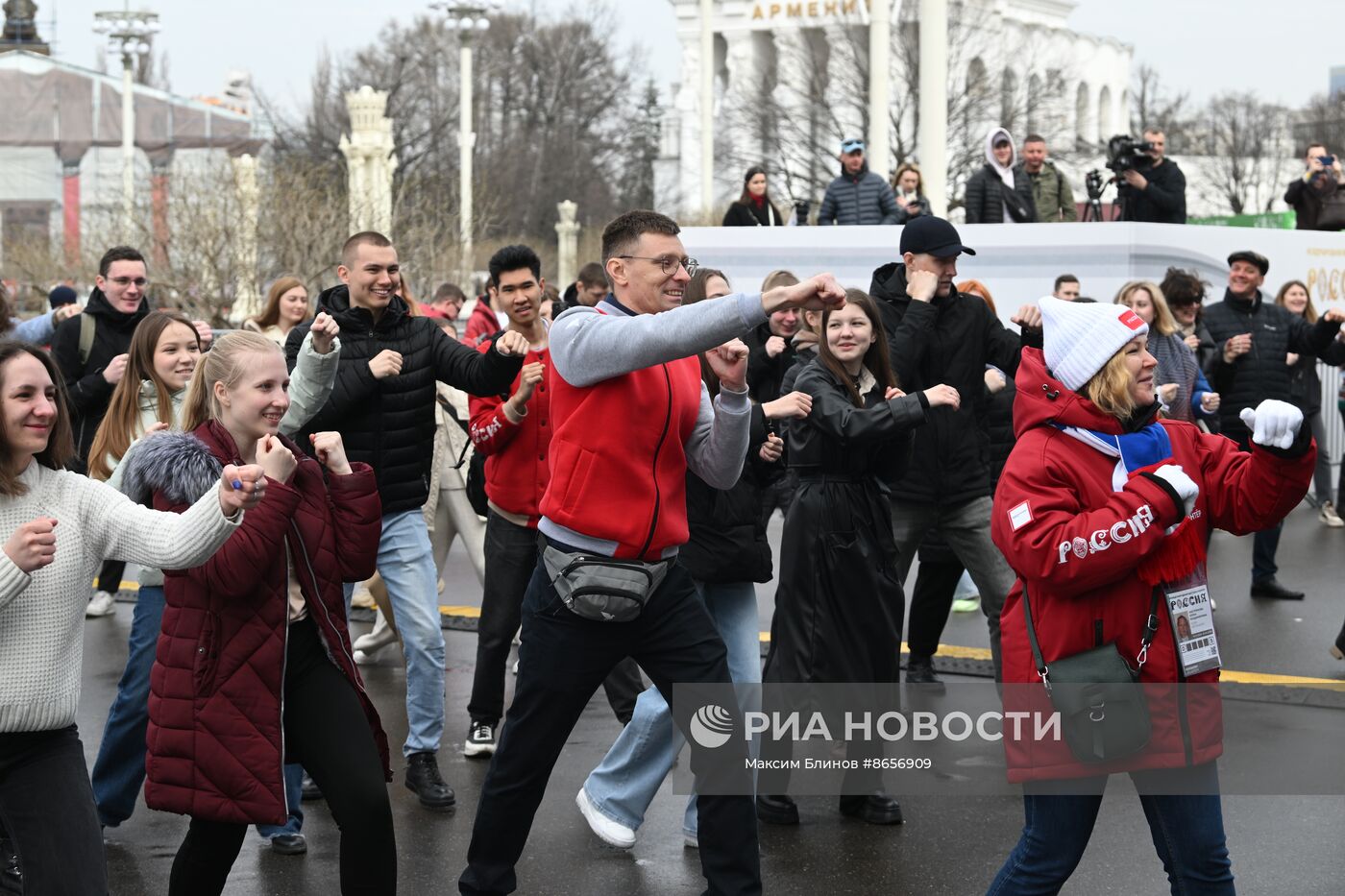 Выставка "Россия".  Всероссийский форум волонтеров-медиков