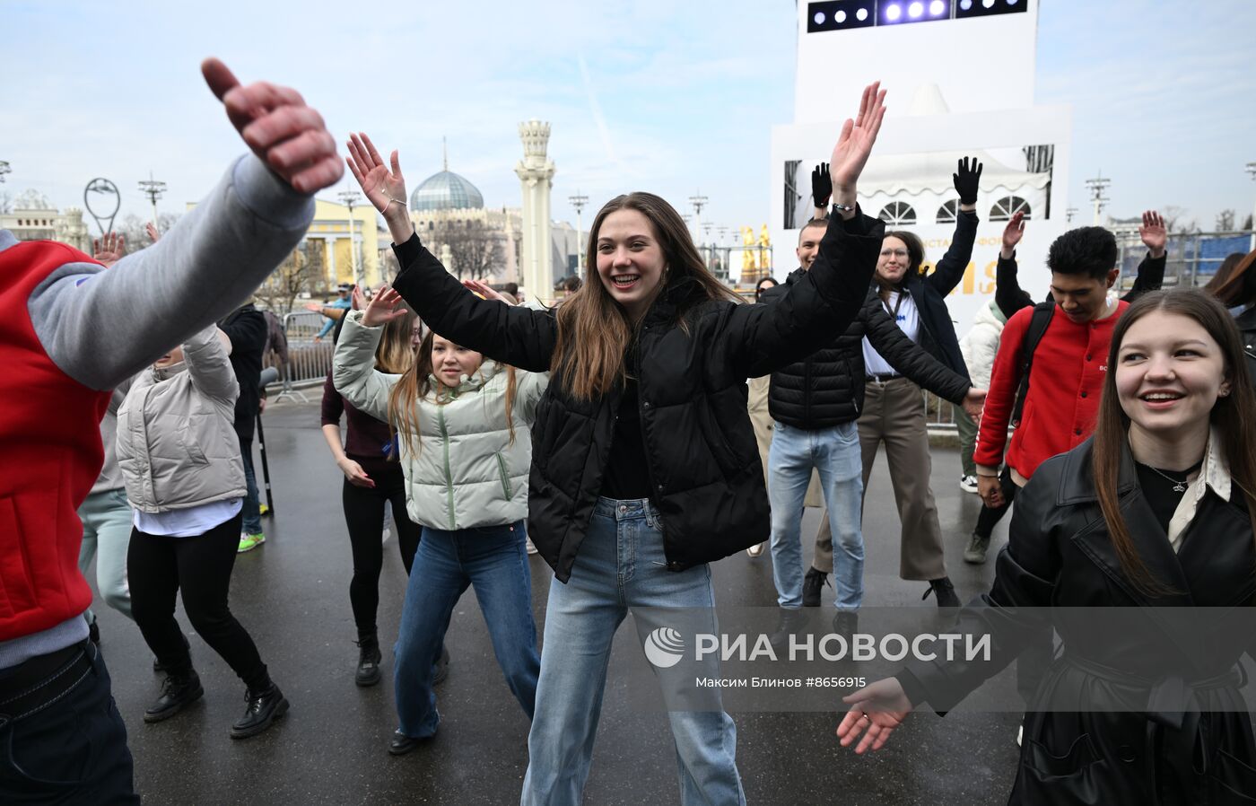 Выставка "Россия".  Всероссийский форум волонтеров-медиков