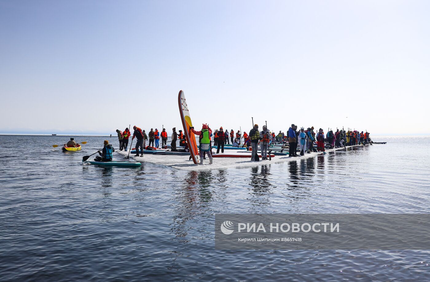 Массовый заплыв на льдине и сапах на Байкале