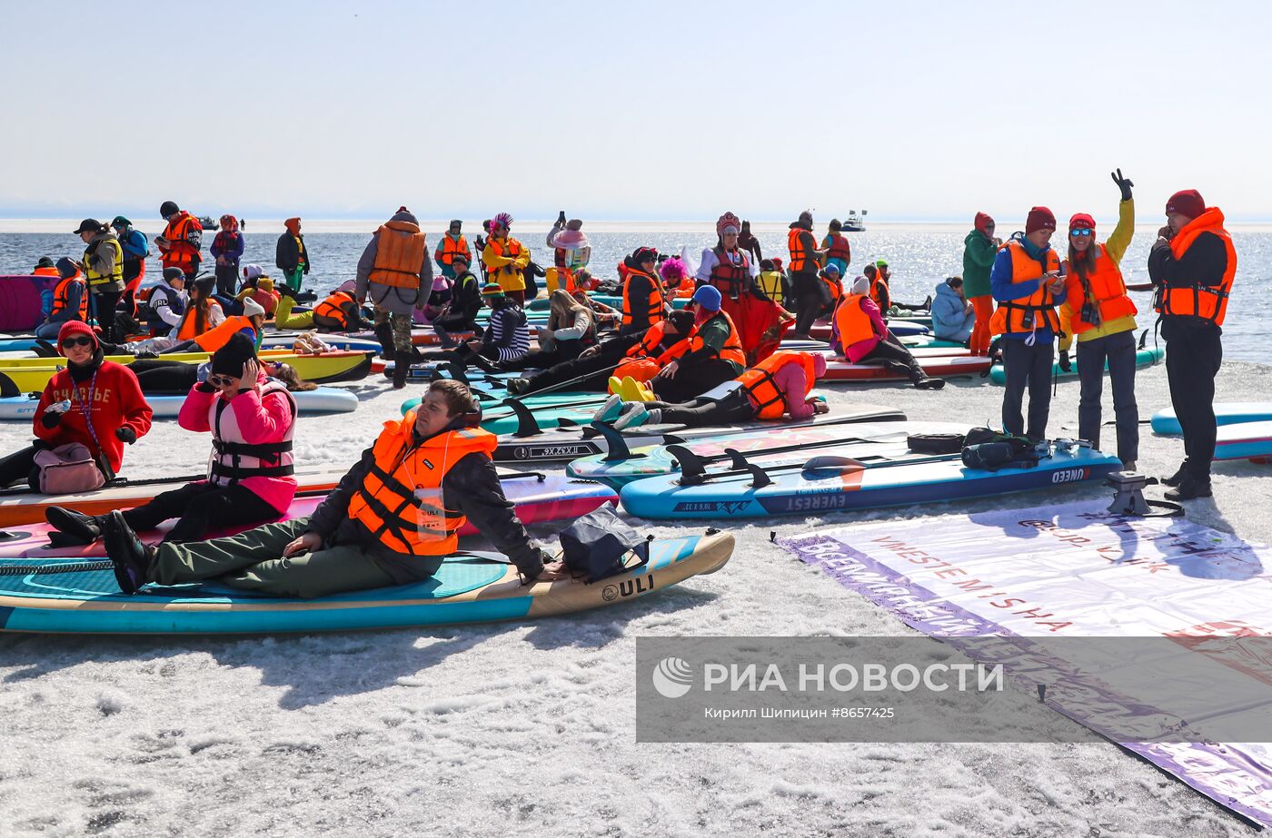 Массовый заплыв на льдине и сапах на Байкале