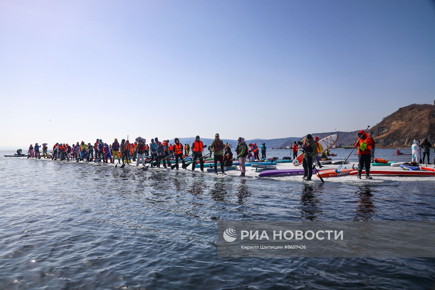 Массовый заплыв на льдине и сапах на Байкале