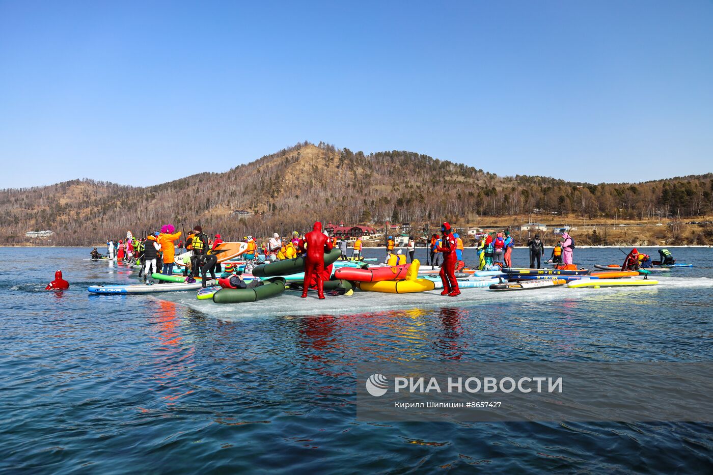 Массовый заплыв на льдине и сапах на Байкале