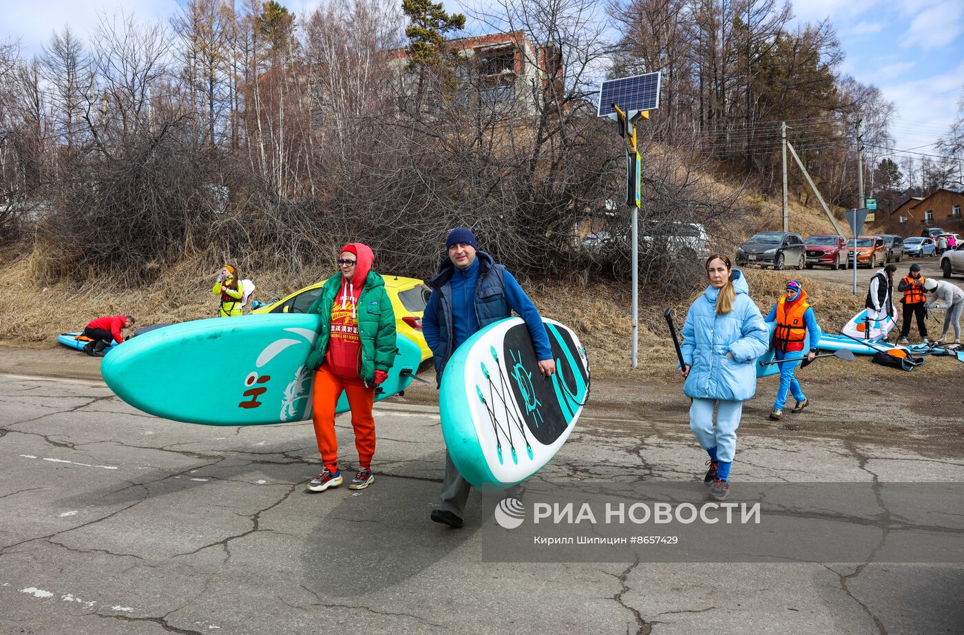 Массовый заплыв на льдине и сапах на Байкале