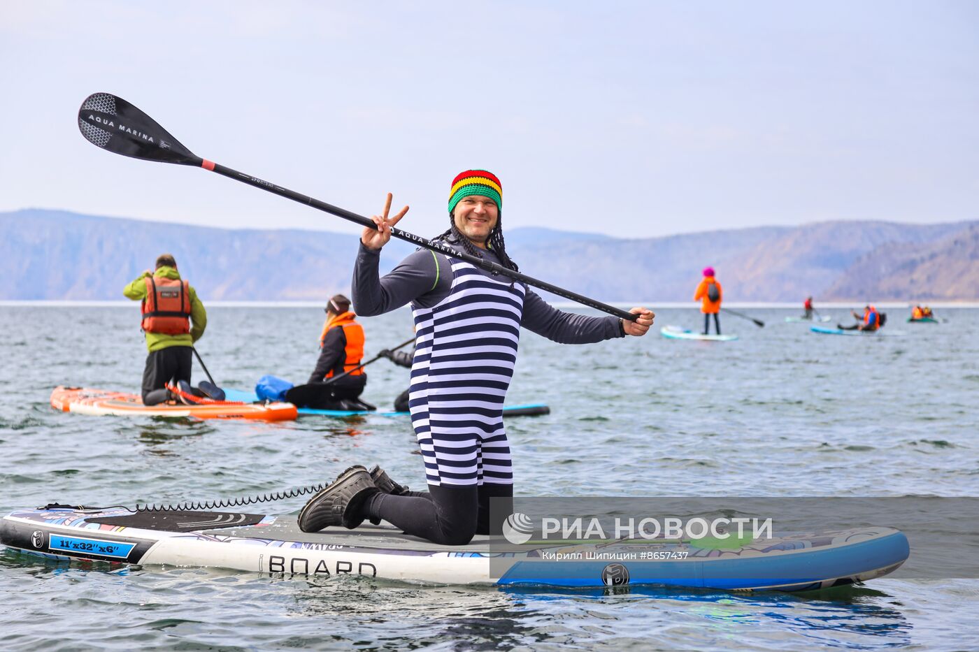 Массовый заплыв на льдине и сапах на Байкале