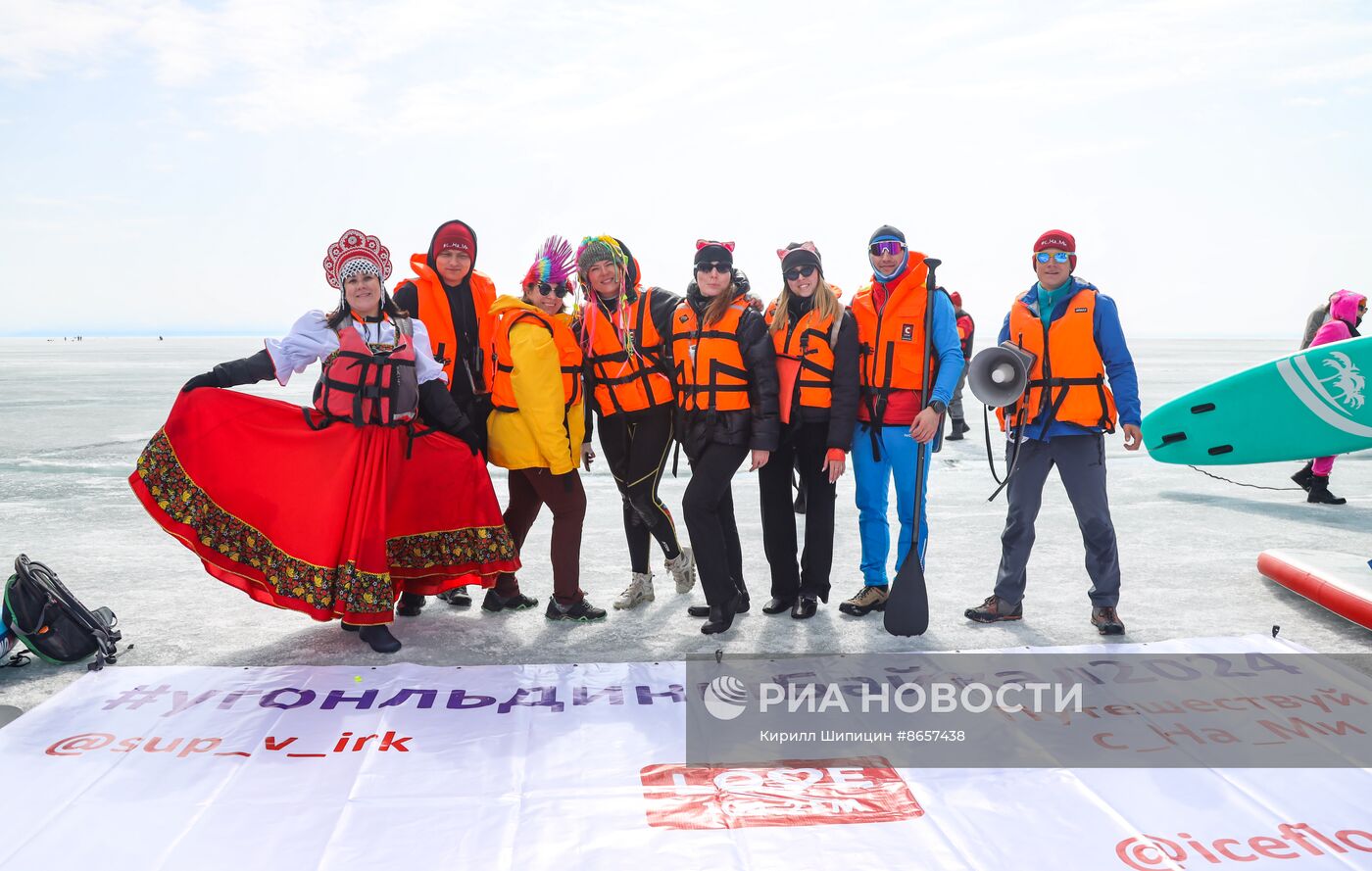 Массовый заплыв на льдине и сапах на Байкале