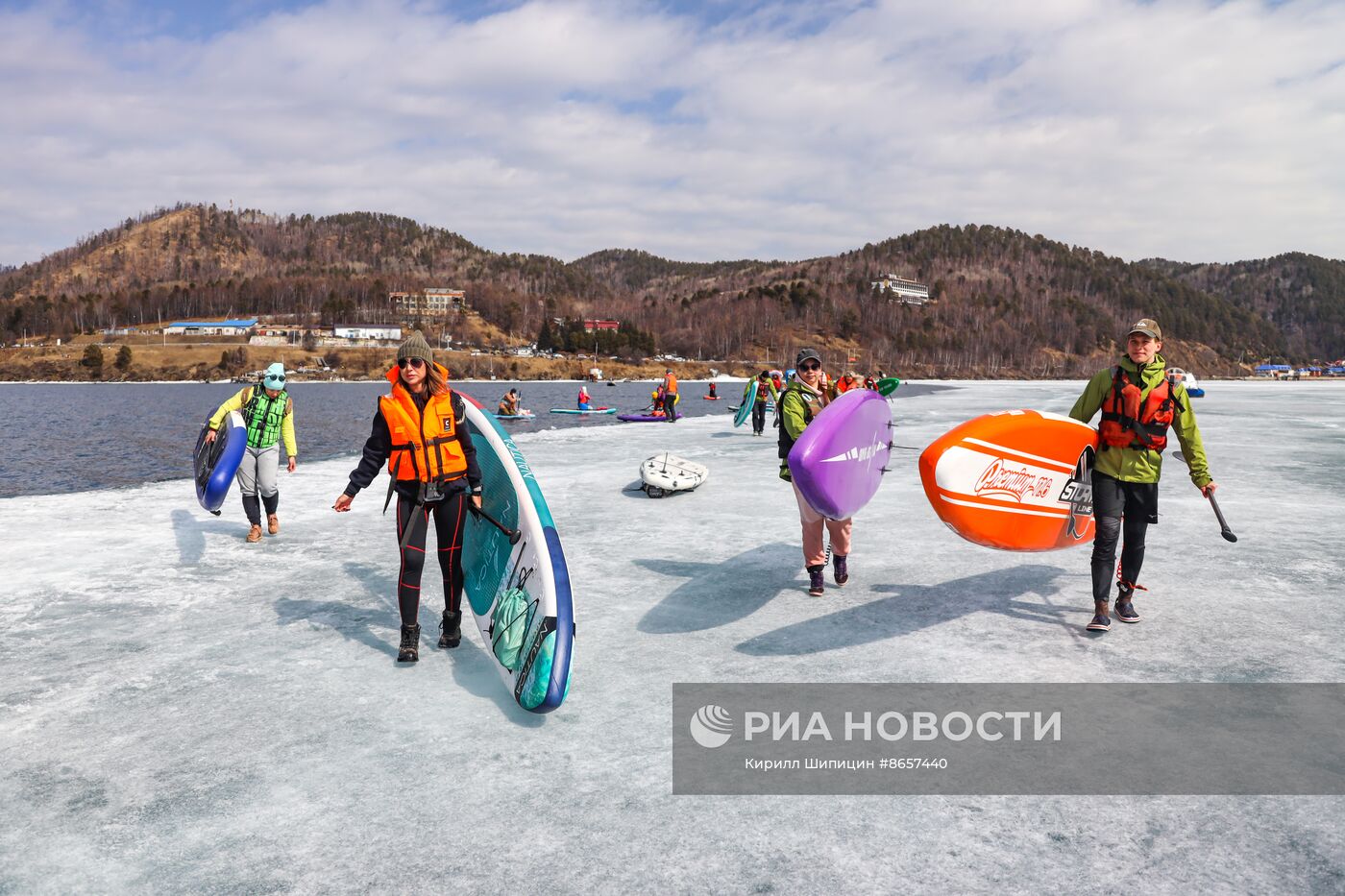 Массовый заплыв на льдине и сапах на Байкале