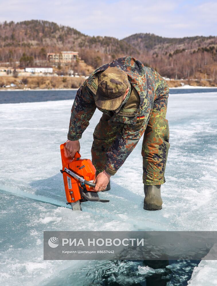 Массовый заплыв на льдине и сапах на Байкале