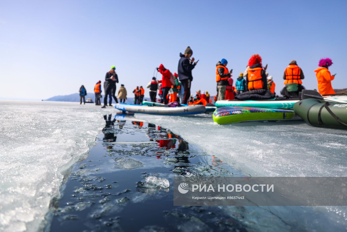 Массовый заплыв на льдине и сапах на Байкале