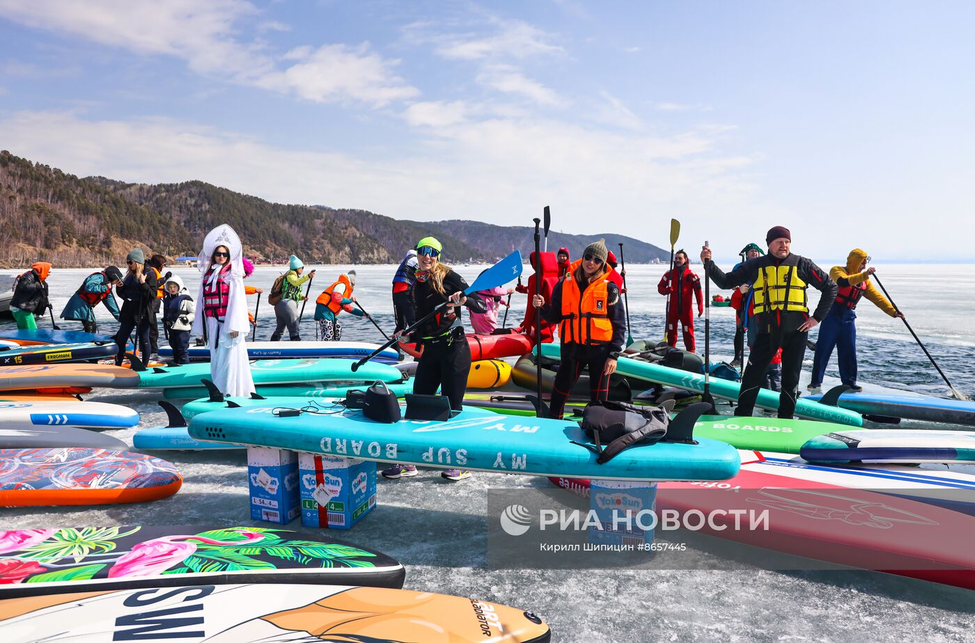 Массовый заплыв на льдине и сапах на Байкале